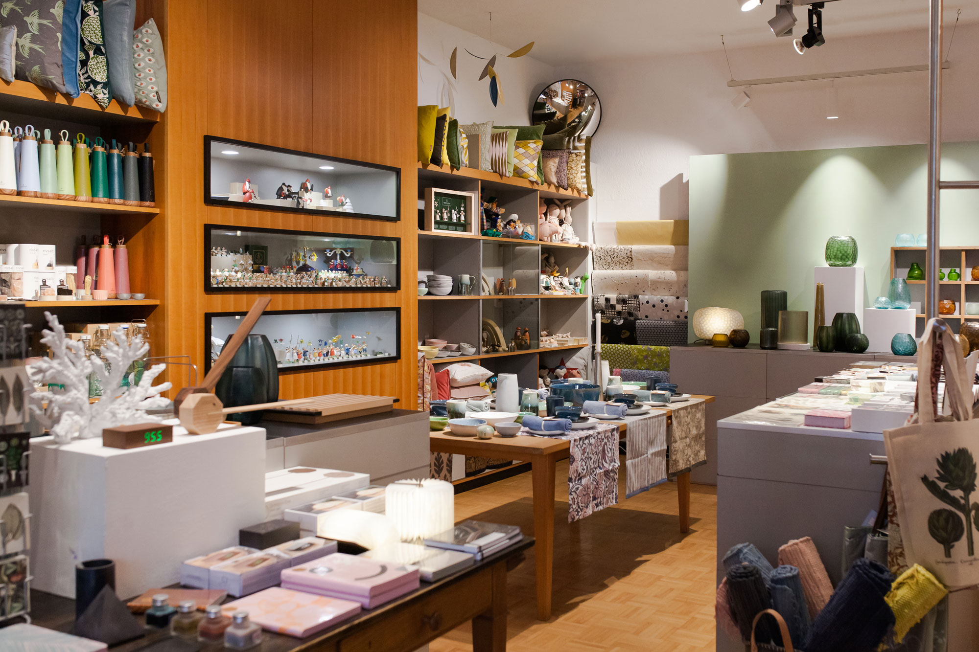 Blick in den Laden Design + Handwerk Dickerhoff mit Papeterie, Dekorationsartikeln, Glaswaren, Kissen, Handwerkskunst uvm.