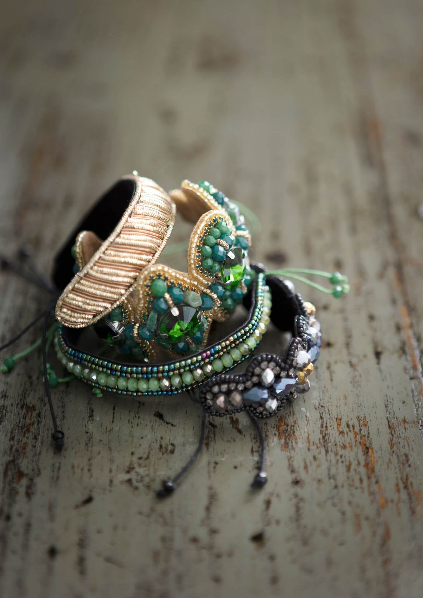 Moodbild verschiedener Armbänder in unterschiedlichen Farben mit vielen Perlen verziert.