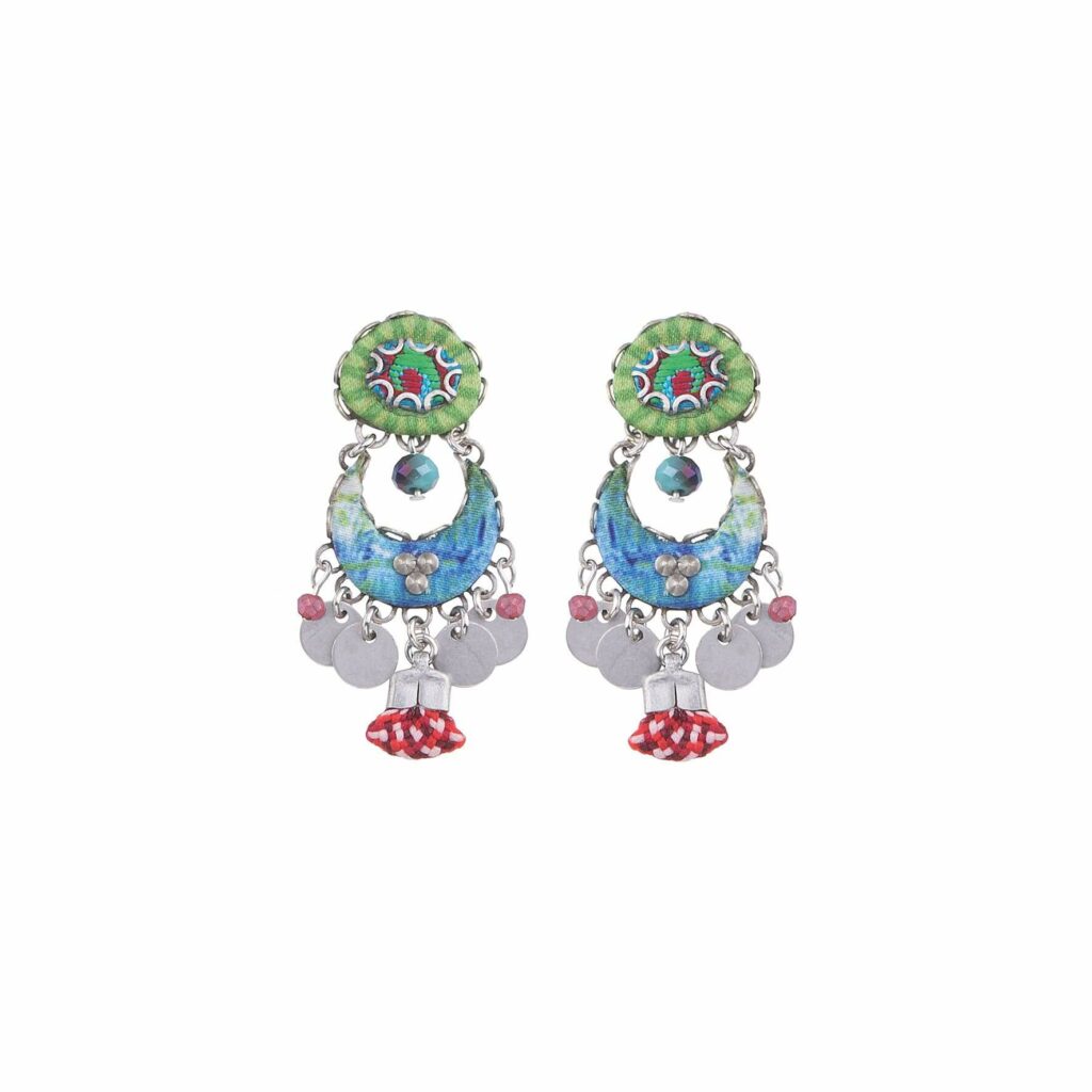 Freisteller von Ayala Bar Hänge-Ohrringen aus verschiedensten Perlen, Keramik und Stoffen in silber, grün, blau und rot.