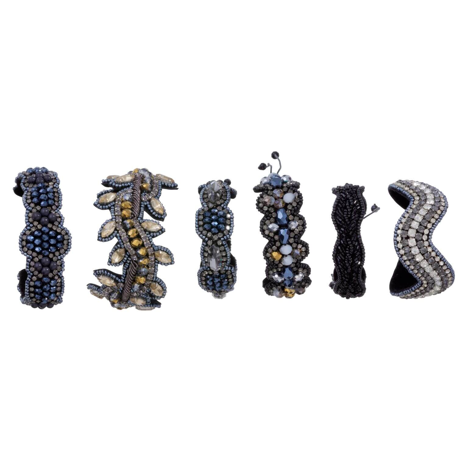 Freisteller verschiedener Armbänder in unterschiedlichen Farben mit vielen Perlen verziert
