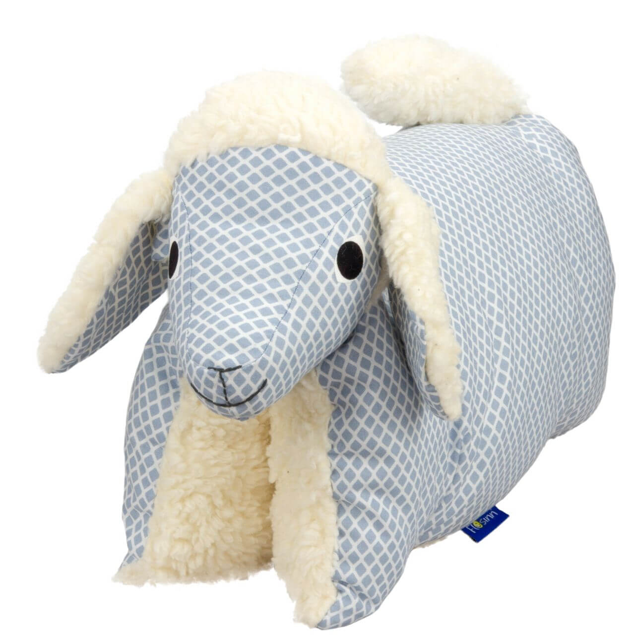 Freisteller eines Kissens, was auch als Kuscheltier genutzt werden kann, in Form eines Lamms.