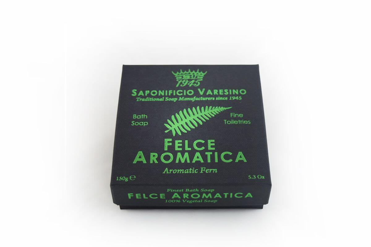Freisteller einer eleganten Seife in schwarzem Karton mit grün glänzendem Aufdruck.