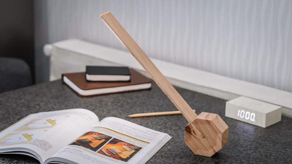 Moodbild einer Tischlampe aus Holz mit Fuß in Form eines Oktagons für eine flexible Nutzung.