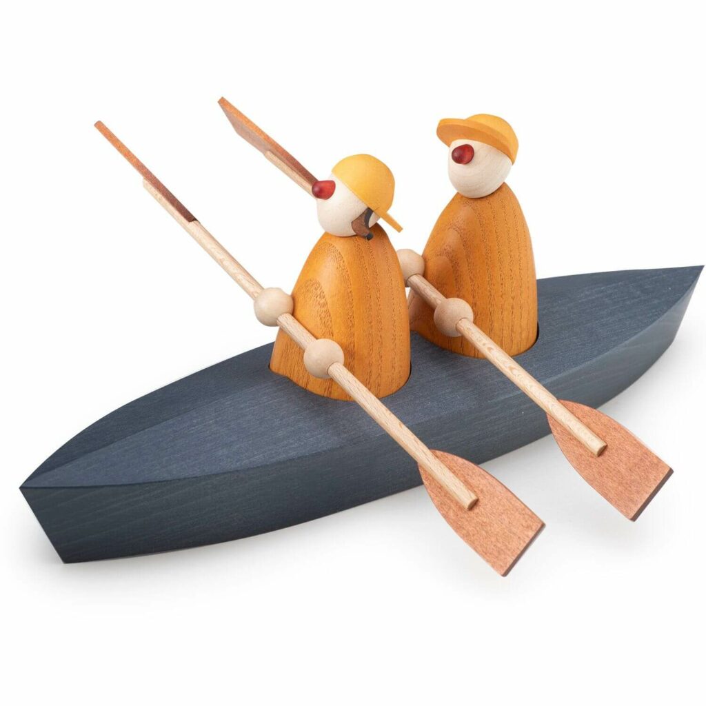 Holzfiguren im Paddelboot im minimalistischen, skandinavischen Stil