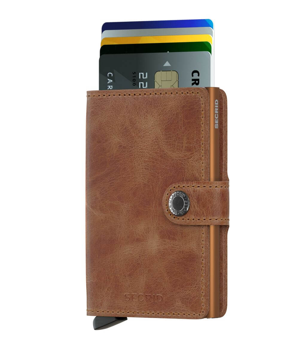 Freisteller eines Kartenhalter-Portemonnaies mit Alumniumkern, außen braunes Leder.