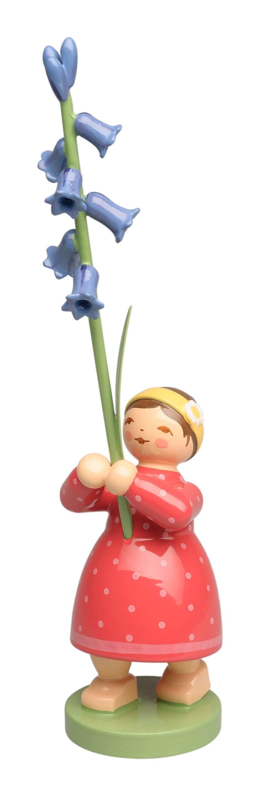 Wendt & Kühn handbemalte Holzfigur in Form eines Blumen-Mädchens mit Hasenglöckchen-Zweig in der Hand.