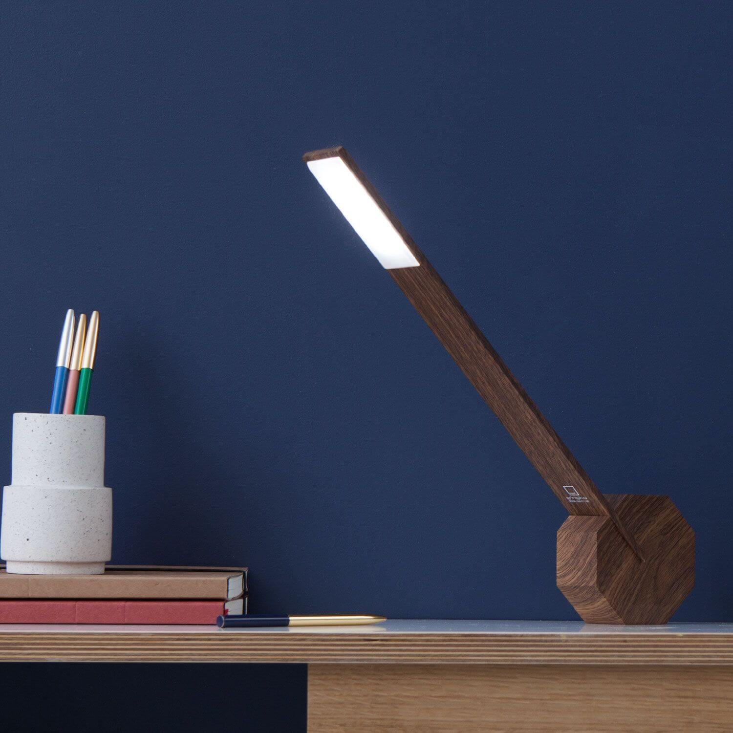 Moodbild einer Tischlampe aus Holz mit Fuß in Form eines Oktagons für eine flexible Nutzung.