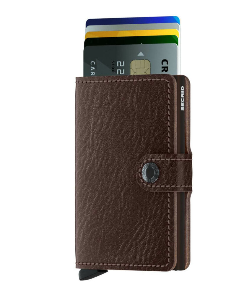 Freisteller eines Kartenhalter-Portemonnaies mit Alumniumkern, außen braunes Leder.